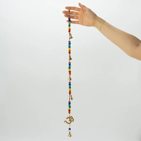 Indické Zvonkohry - Mosazní Óm s Chakra Korálky a Zvonky - 53cm