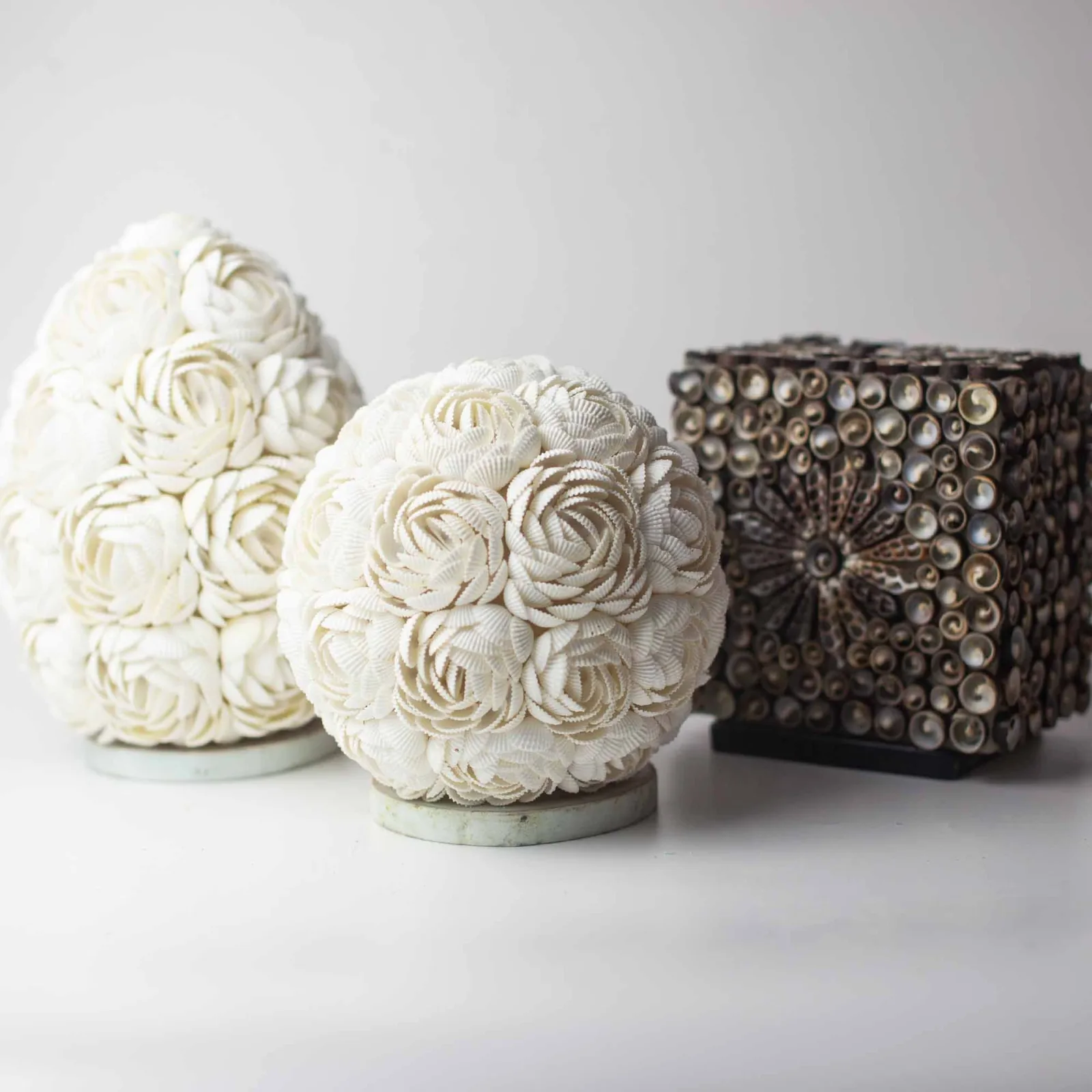 Boho Lampa z Mořských Mušlí - Glóbus Růží - 15cm